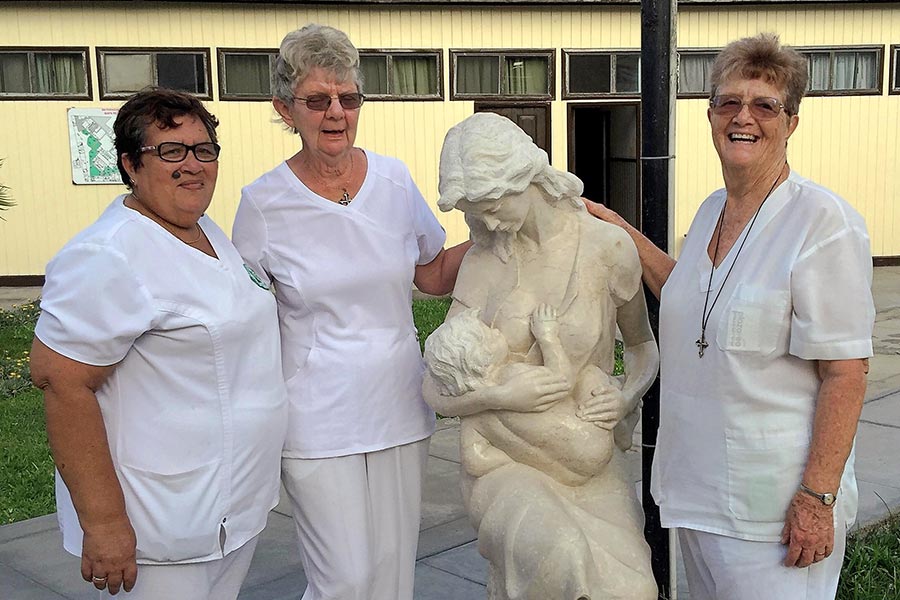 Teresa with Sr. Maggie and Sr. Lillian and a statue of the Blessed Mother – a gift to celebrate the opening of the new Clinic.