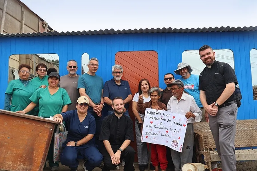 María and Zenón with Maternidad de María staff holding a thank you sign
