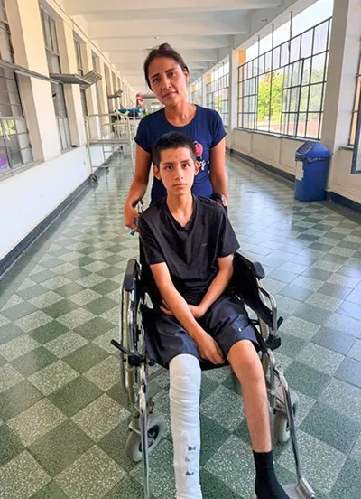 Tatiana and Jeremy at the hospital with Jeremy's leg in a cast